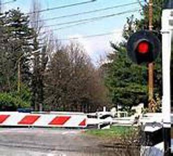 Tragedia sfiorata ad Oristano, bus incastrato in passaggio a livello: treno si ferma in tempo Tragedia sfiorata ad Oristano, bus incastrato in passaggio a livello: treno si ferma in tempo
